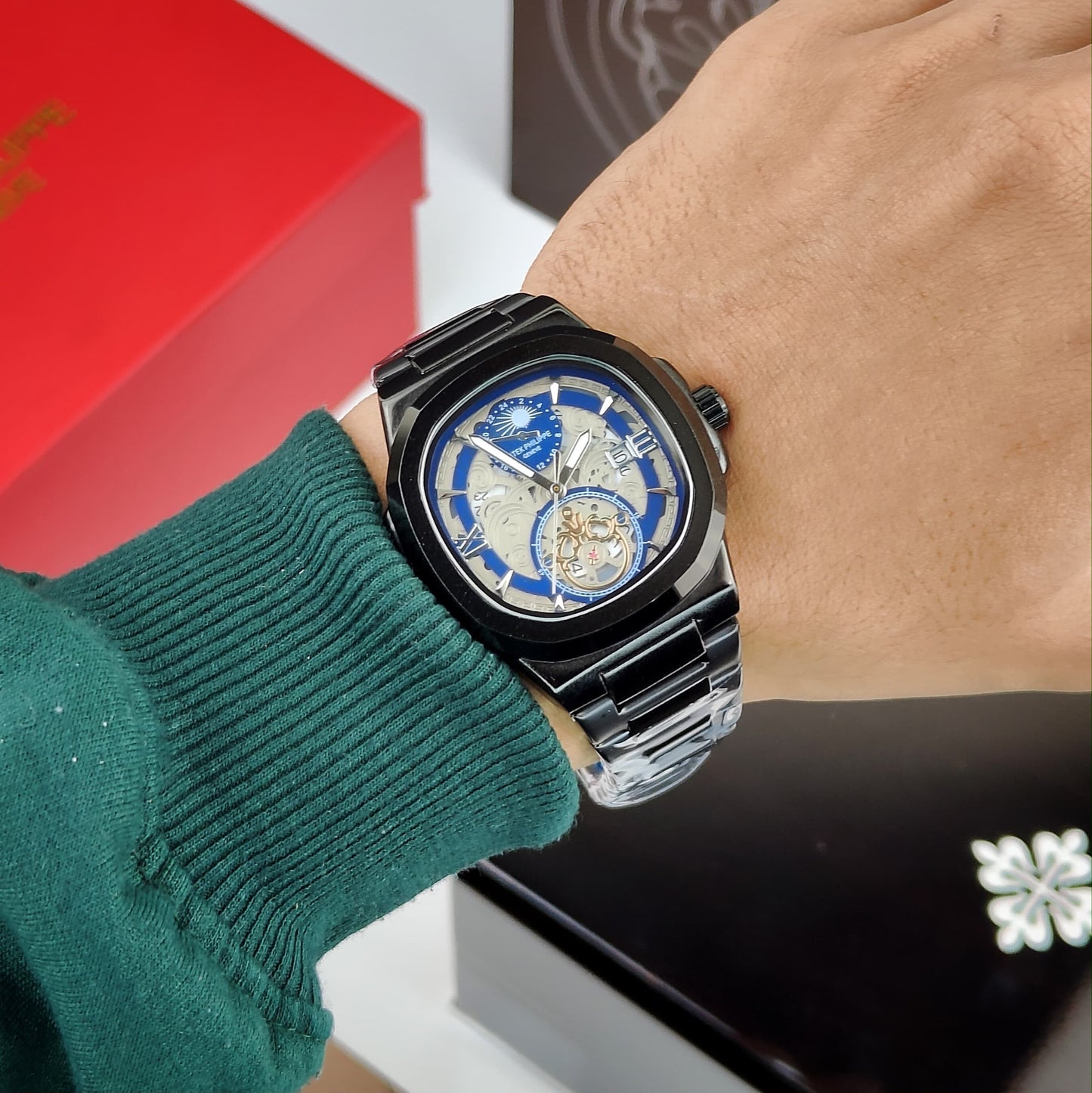 PATEK PHI_LIPPE WRIST WATCH A DARK BLACK DIAL WITH DATE WINDOW
