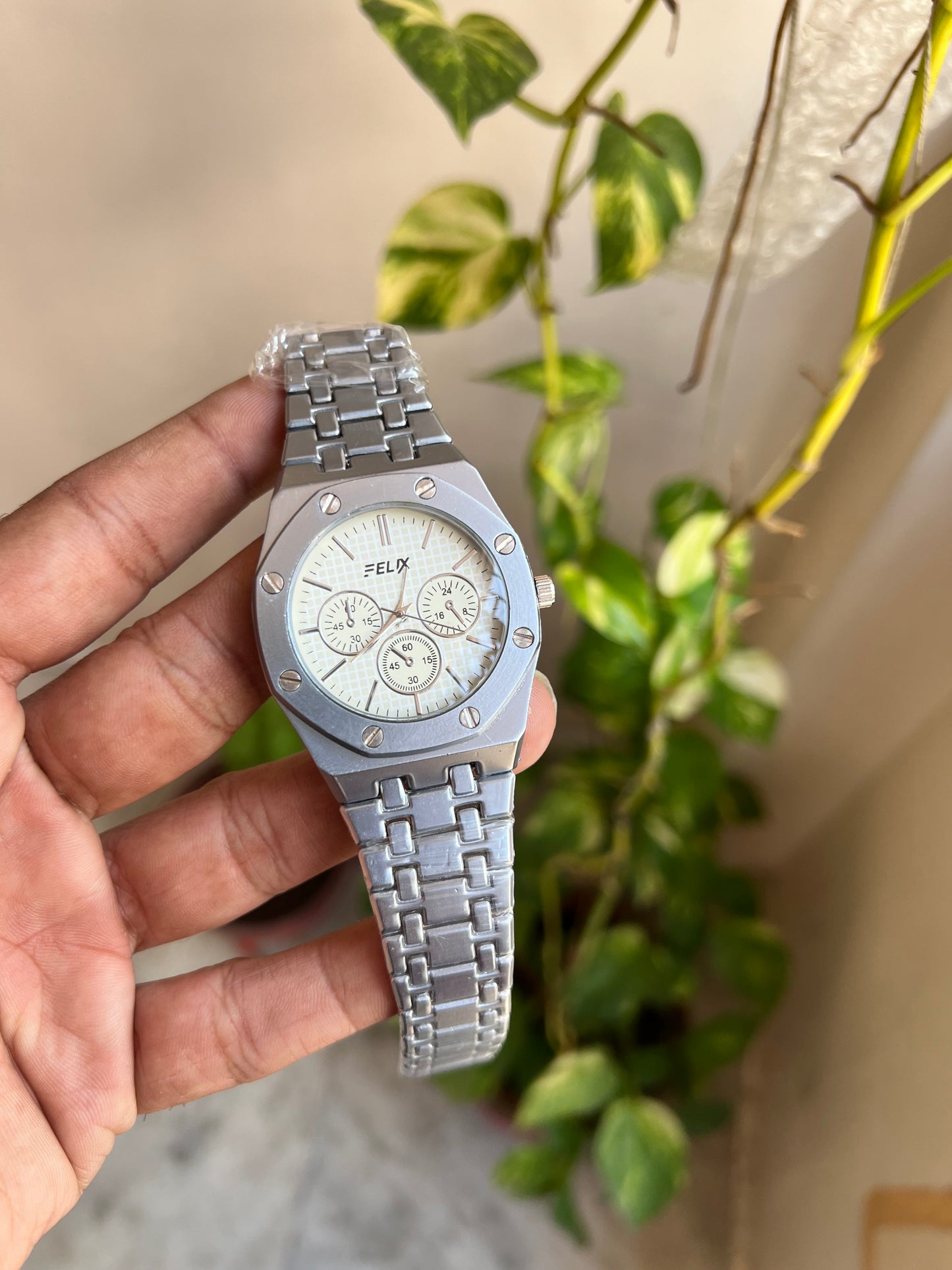 Grey Colour Round Dial Stainless Steel Straps Classic Watch For Men